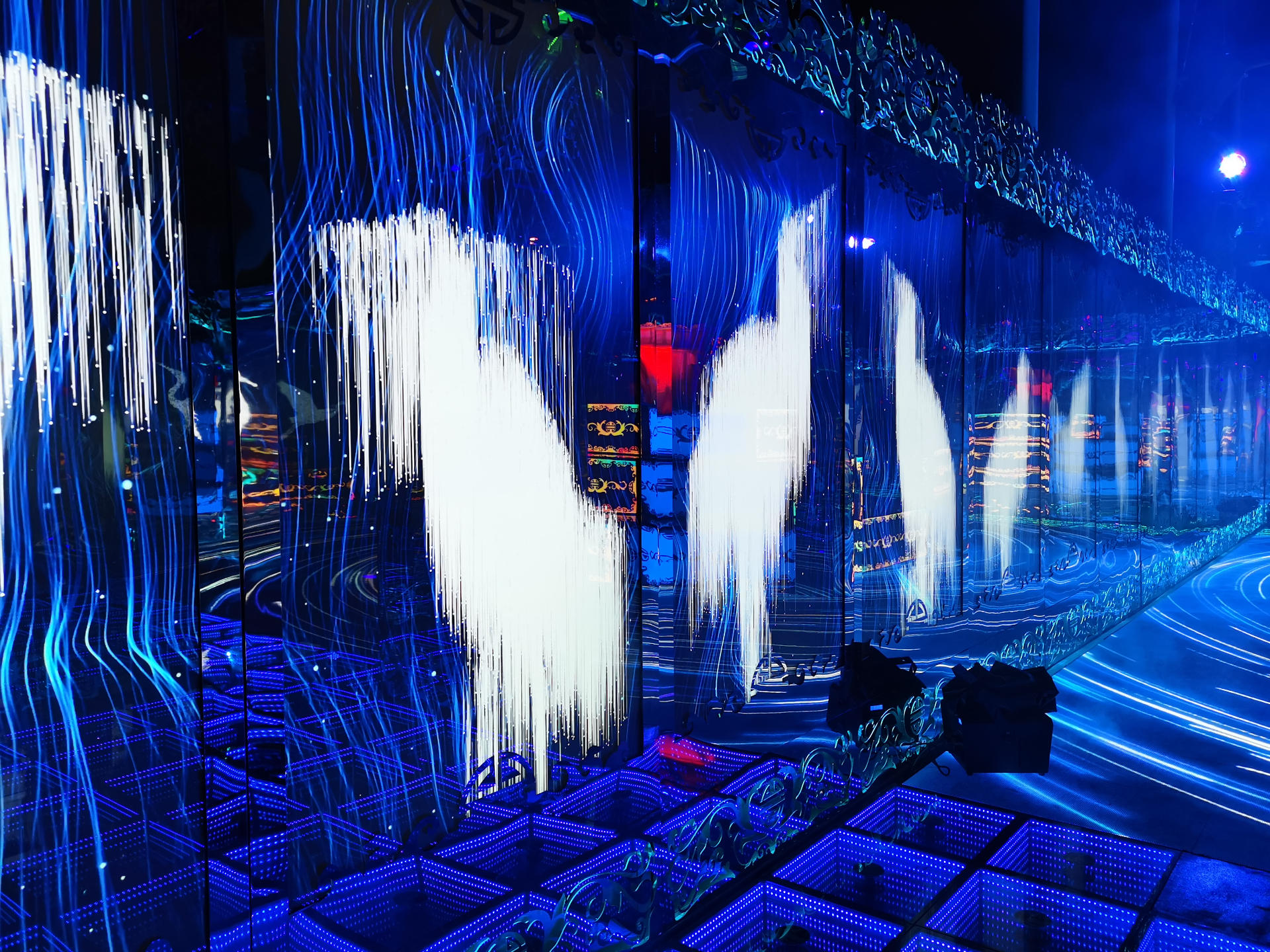 Vanyee created an immersive light show performance